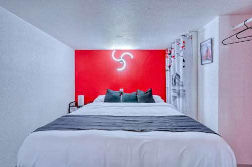 布西圣乔治Cosy Mezzanine的一间卧室设有一张红色墙壁的大床