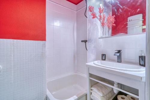 布西圣乔治Cosy Mezzanine的白色的浴室设有水槽和浴缸。