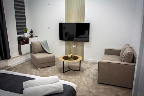 比托拉Magnolija Apartments的带沙发和电视的客厅