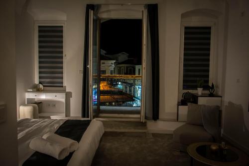 比托拉Magnolija Apartments的一间卧室设有一张床,享有阳台的景色