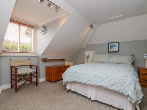 波斯科诺The Watch的卧室配有床、椅子和窗户。