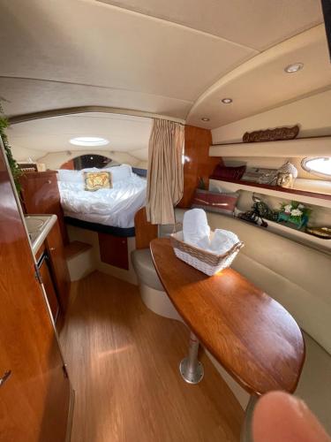 迪拜Yacht( boat )2 Beds, 1 Bath Dubai Eye Marina JBR的小房间设有一张床、一个卫生间和一间卧室