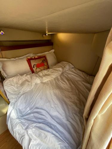 迪拜Yacht( boat )2 Beds, 1 Bath Dubai Eye Marina JBR的小房间一张大白色的床