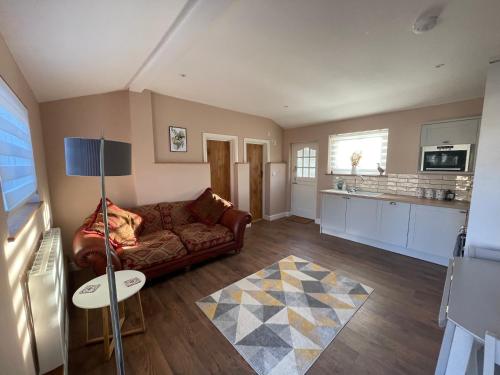 BodiamBeech Cottage的带沙发的客厅和厨房