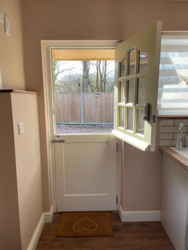 BodiamBeech Cottage的厨房设有门和窗户
