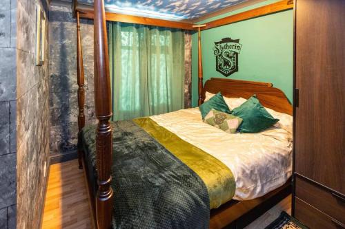 GarstonHogwarts Hideaway Themed Property的船上的卧室