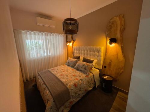 萨卡文Ambientes do Rio Home的一间小卧室,配有床和灯
