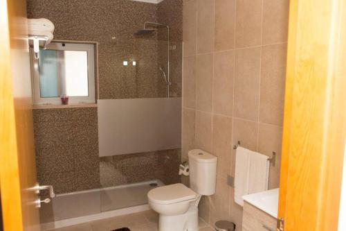 莱里亚Leiria Village casa zen的浴室配有卫生间、淋浴和盥洗盆。