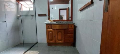 阿拉亚尔-杜卡布Encantos do mar的一间带水槽和淋浴的浴室