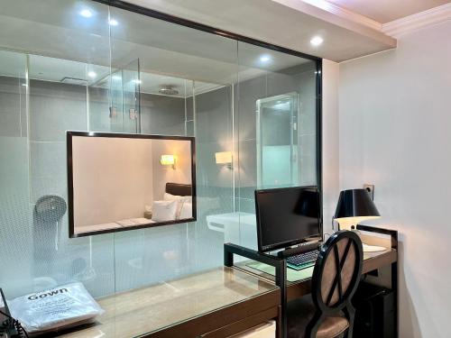 全州市Jeonju NEUE Hotel的一间带书桌、电脑和淋浴的浴室