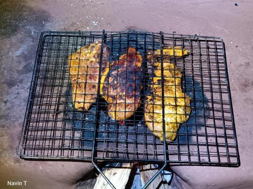 大吉岭塔哈加塔农家乐的烤架上放着几种不同类型的食物