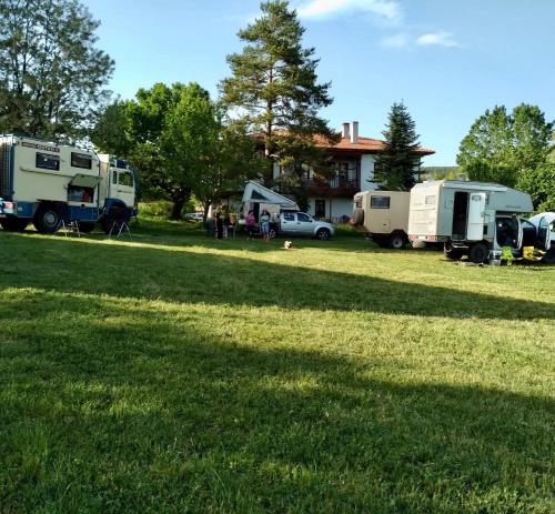 Balabanağa Çiftliği Camping的停在草地上的一群卡车