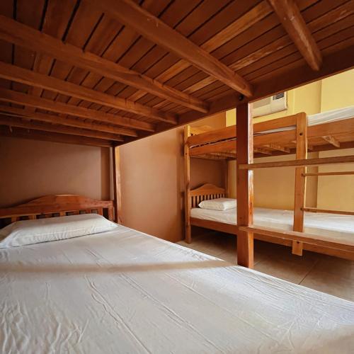 公主港Balayong Pension的一间带两张双层床的卧室和木制天花板