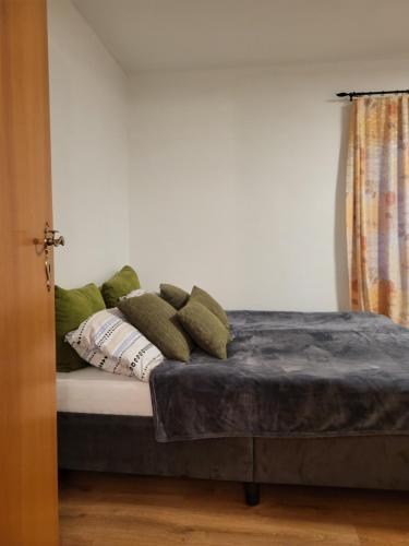 Haus Svetlana Ferienwohnung的一间卧室配有带枕头的床