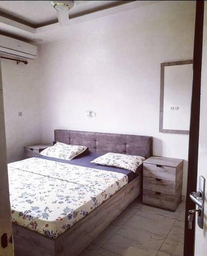 瓦加杜古Appartement luxueux ouaga2000(2 chambres )的一间卧室,配有两张床