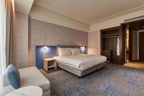 台北美丽信花园酒店的酒店客房,配有床和沙发