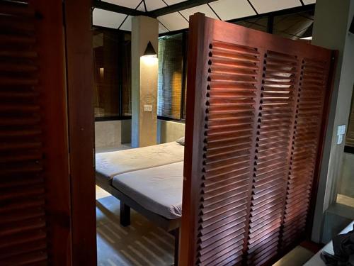 雅拉亚拉别墅酒店的小房间设有床和窗户