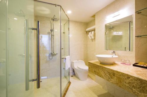 芹苴TTC Hotel - Can Tho的带淋浴、卫生间和盥洗盆的浴室