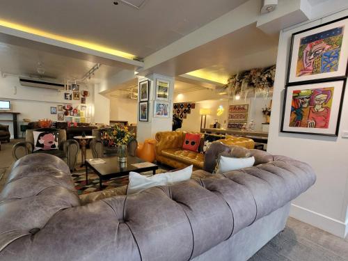 香港迷你中环的客厅配有沙发和桌子
