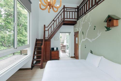 三义Reindeer Miaoli Green Wave的一间带大床和楼梯的卧室