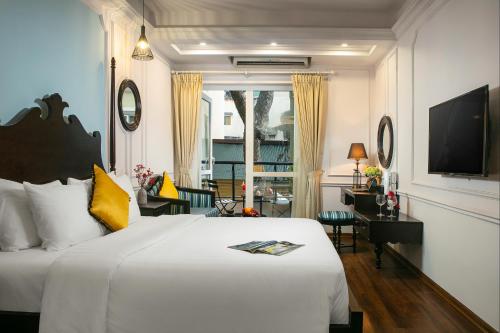 河内San Boutique Hotel的卧室配有一张白色大床和一张书桌