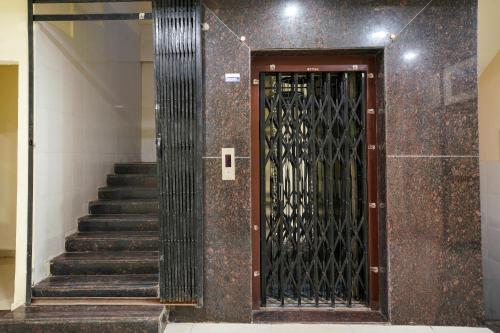 商沙巴69076 OYO Hotel Sweekar的楼梯间,楼内的门
