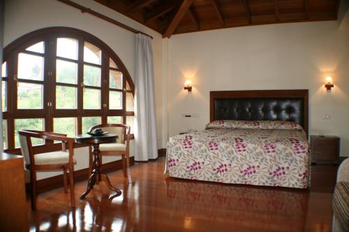 索托德卢伊尼亚鲁伊纳斯山谷酒店的一间卧室配有一张床、一张桌子和一张桌子