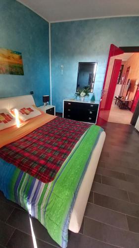 韦列Savina's House的一间卧室配有一张带彩色毯子的床