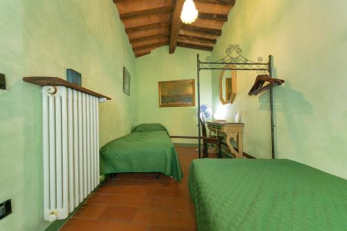 比萨Il Mirtillo的一间卧室设有两张单人床和散热器