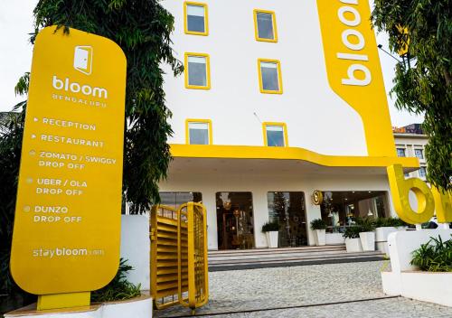 德瓦纳哈利-班加罗尔Bloom Hotel - Bengaluru Airport的建筑前的黄色标志