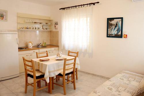 圣内德尔贾Apartmani Diego的厨房配有桌椅和冰箱。