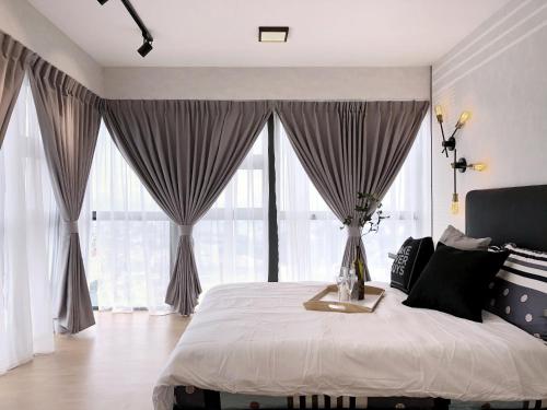 吉隆坡Moka Eko Cheras的一间卧室设有一张大床和大窗户