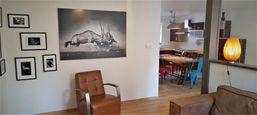 LontzenAu Marronnier的带沙发的客厅和用餐室