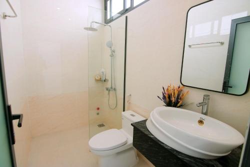 头顿Sea Villa Bãi Dâu View Biển - Đi Bộ Ra Biển的一间带水槽、卫生间和镜子的浴室