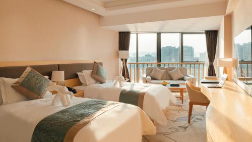 梅州梅州白天鹅迎宾馆的酒店客房设有两张床和一个阳台。