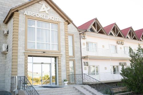 阿克套Aktau Airport Hotel的机场酒店入口处的大楼