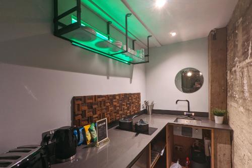 利兹Blayds Yard的厨房设有悬挂在天花板上的绿色灯