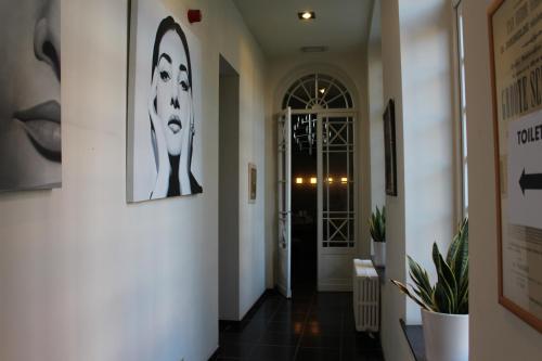 弗尔内Amaryllis Hotel Veurne的走廊通往大楼的门