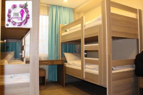 伊斯坦布尔İstanbul Terrace Hotel的客房设有两张双层床和一张书桌。