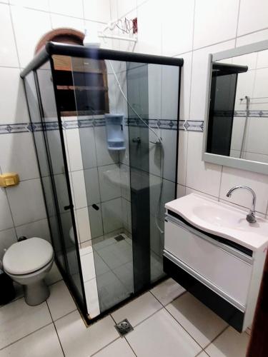 皮乌马Apartamento de 2 quartos的带淋浴、卫生间和盥洗盆的浴室