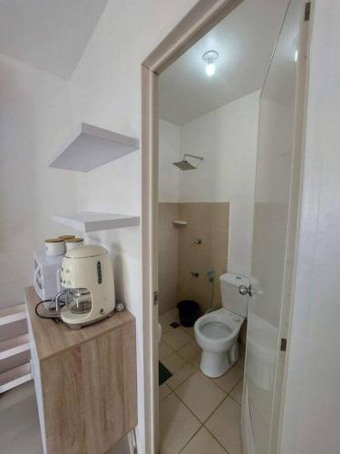 巴科洛德Cosy House in Bacolod City的一间带卫生间和水槽的小浴室