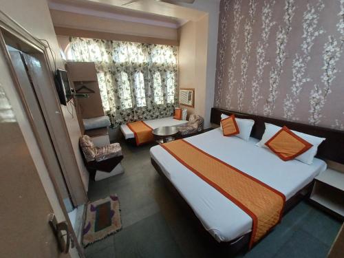 斋浦尔Kailash Hotel的一间设有大床和窗户的酒店客房