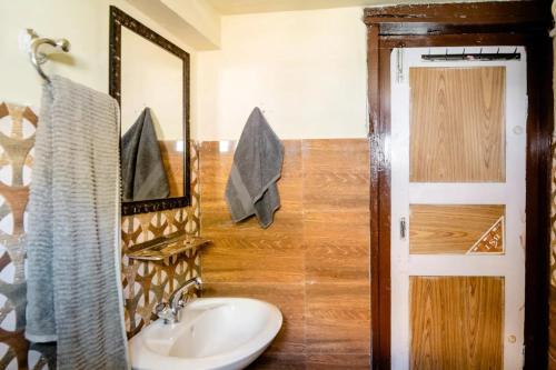 SaturangFolktales Residency的一间带水槽和镜子的浴室