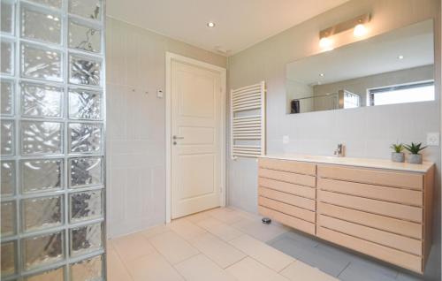 罗莫柯克比3 Bedroom Amazing Home In Rm的一间带水槽和镜子的浴室