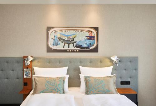 埃森埃森1号汽车旅店的卧室配有两张床,墙上挂着一幅画