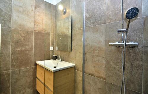 奥朗日Industrial loft centre ville Orange clim wifi的一间带水槽和淋浴的浴室