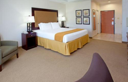 得克萨斯城智选假日酒店客房内的一张或多张床位