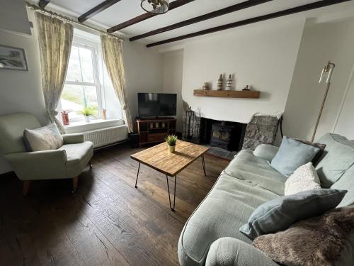 特里迪格Attenborough Cottage - 2 Bedroom Cottage的客厅配有沙发和桌子