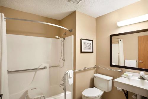 匹兹堡匹兹堡KS速8酒店的一间带卫生间和水槽的浴室