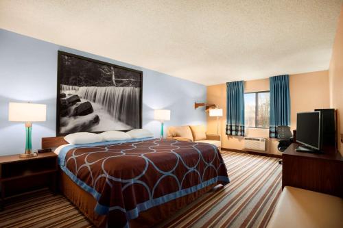 匹兹堡匹兹堡KS速8酒店的配有一张床和一台平面电视的酒店客房